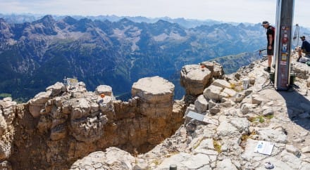 Lechtaler Alpen: Felsspalt am Gipfel Hochvogel (Hinterhornbach)