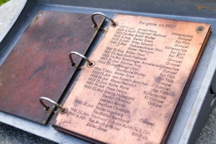 Tannheimer Tal: Gedenktafel an die Bergtoten (Nesselwngle)