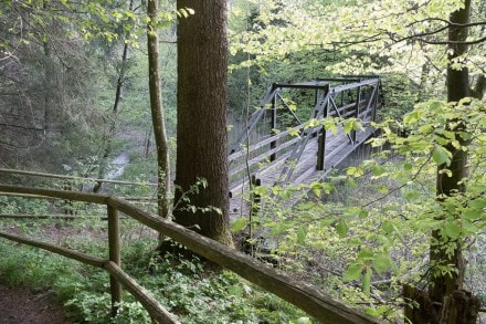 Oberallgäu: Burgstall auf dem Kapf und das Laufwasserkraftwerk in Altusried (Altusried)