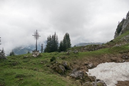 Tannheimer Tal: Gedenkkreuz der gefallenen Bergsteiger (Nesselwängle)