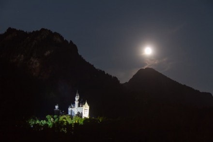 Von Pflach aus auf den imposanten Berg, den Suling