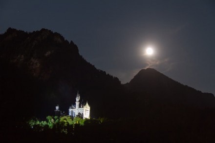 Von Pflach aus auf den imposanten Berg, den Säuling