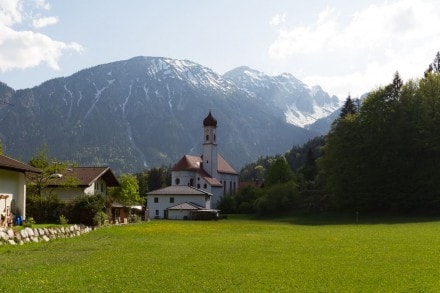 Oberallgäu: Pfarrkirche Ulrichskirche (13. Jh) in Pinswang (Füssen)