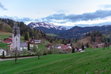 Oberallgäu: Graf-Vojkffy-Weg unterhalb der Jehlefelsen (Obersdorf)