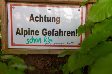 Info: Alpine Gefahren! Und viele kleine Zecken!