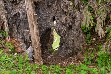 Tannheimer Tal: Felsloch (Grän)