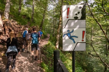 Info: Gratweg zum Tegelberg. Absturzgefahr! - Alpiner Steig mit Drahtseilsicherung zum Branderschrofen