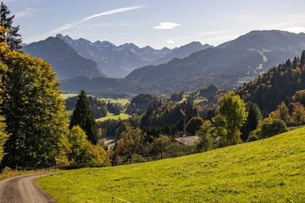 Oberallgäu: Über den Hermannstein auf den Ochsenberg zum Felsentor (Judenkirche), Steinzeithöhle und Sulzburg (Tiefenbach)