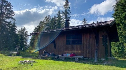 Ammergauer Berge: Htte mit Bank (Plansee)