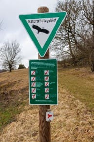 Info: Naturschutzgebiet<br/>Waldweg gesperrt