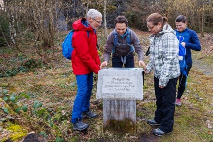 Oberallgäu: <b>Dengelstein</b> in Viereckumwallung. Germanischer heiliger Hain mit Gerichtsstätte. (Kempten)